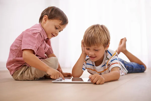 Összebarátkozik Bátyjával Kisfiúk Játszanak Padlón — Stock Fotó