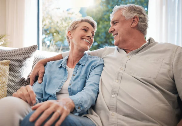 Συνταξιοδότηση Χαλαρώσετε Και Αγαπούν Ζευγάρι Στον Καναπέ Για Την Ευτυχία — Φωτογραφία Αρχείου