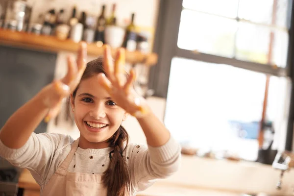 Ela Chefe Cozinha Uma Menina Divertindo Cozinha Enquanto Assando — Fotografia de Stock