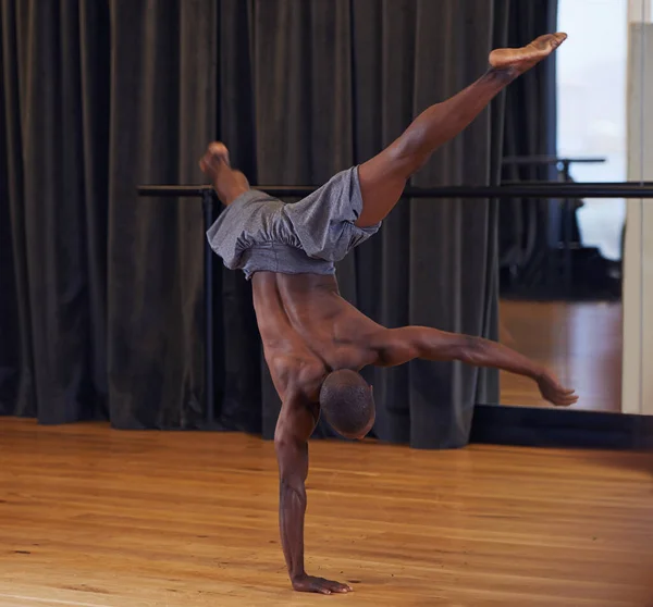 Vücudunun Yapabileceklerini Gösteriyor Dans Seçmeleri Sırasında Bir Erkek Dansçının Tam — Stok fotoğraf