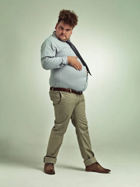 何を言う 彼の腹に彼の手で太りすぎの男の完全な長さのショット — ストック写真