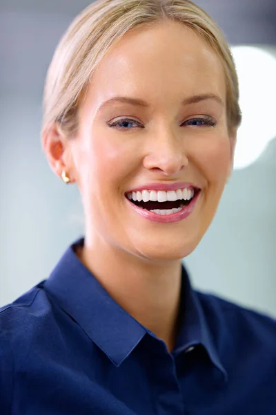 Positividad Lugar Trabajo Retrato Una Joven Sonriente Oficina —  Fotos de Stock