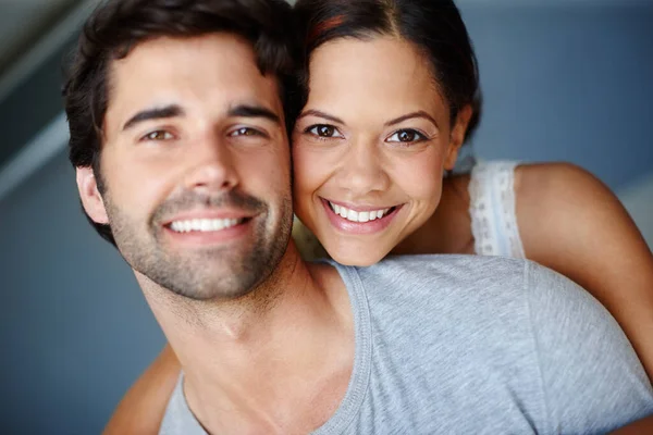 Portrait Couple Heureux Portrait Beau Couple Souriant — Photo