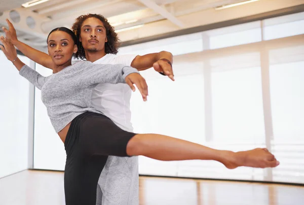 Seus Corpos Tornam Pista Dança Dois Jovens Dançarinos Ensaiando Juntos — Fotografia de Stock
