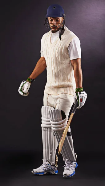 Устраиваюсь Складках Обрезанный Снимок Этнического Молодого Человека Крикетном Одеянии Изолированного — стоковое фото