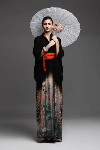 不純な美しさ オリエンタルスタイルの服を着た若い女性のスタジオファッションショット — ストック写真