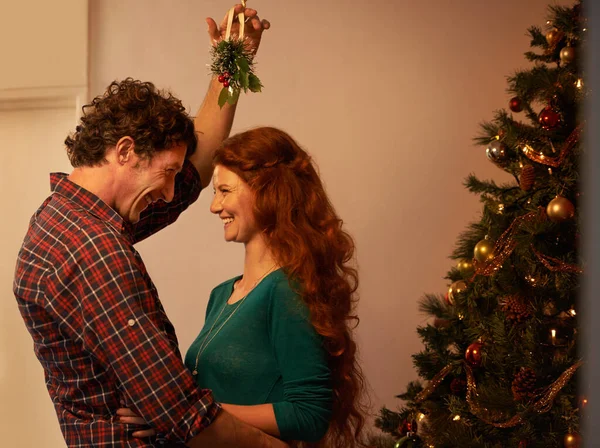 Kerststemming Raken Een Liefdevol Jong Paar Staan Met Maretak Met — Stockfoto