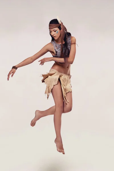 Honorer Son Héritage Par Danse Une Jeune Femme Sensuelle Vêtements — Photo