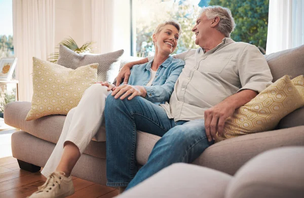 Pareja Jubilados Sonríe Sofá Hablando Matrimonio Feliz Pensión Riqueza Casa — Foto de Stock