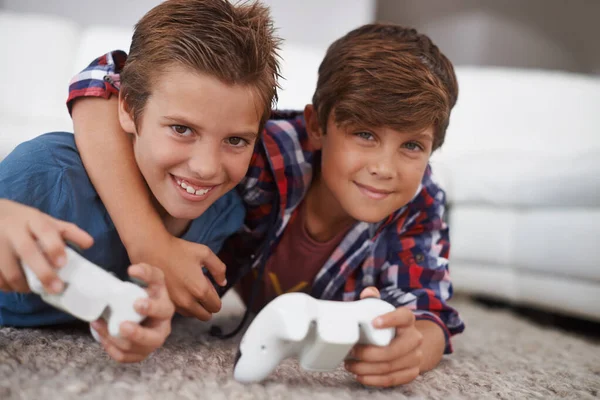 Λατρεύουμε Παιχνίδια Πορτρέτο Δύο Αδελφών Που Παίζουν Βιντεοπαιχνίδια Μαζί Στο — Φωτογραφία Αρχείου