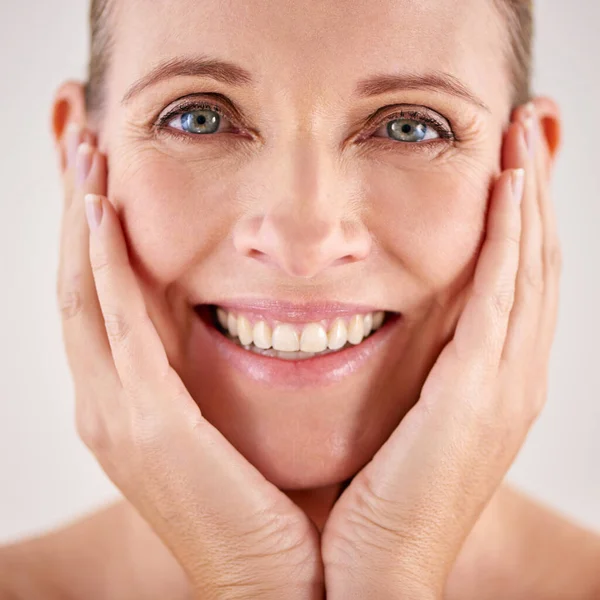 Skin Feels Great Beauty Treatment Cropped Studio Portrait Attractive Mature — Stock Photo, Image