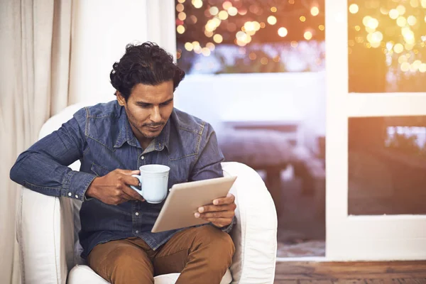 看一些网上新闻 一个用平板电脑喝咖啡的人 — 图库照片
