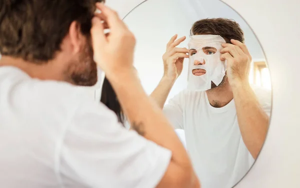 在家里的浴室里 男人在镜子上都戴上了护目镜 面罩和面具 美容美发或美容美发的年轻男性 用于皮肤健康和抗老化保湿产品 用于排毒 — 图库照片