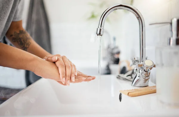 在家庭浴室 厨房洗涤槽或家庭水龙头中洗手 喝水或清理眼镜蛇细菌 加强妇女在安全或健康的护肤护理中的作用 以确保医疗保健安全 阻止日冕病毒的传播 — 图库照片