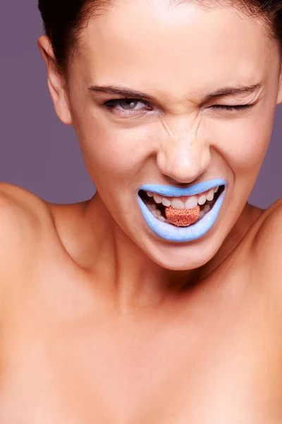 Sedutoramente Doce Closeup Estúdio Tiro Uma Mulher Vestindo Batom Azul — Fotografia de Stock