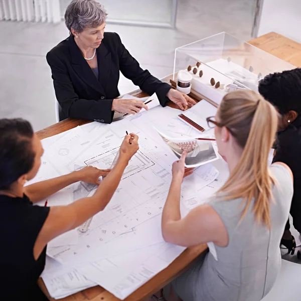 Enfin Les Plans Rejoignent Groupe Femmes Architectes Travaillant Ensemble Sur — Photo