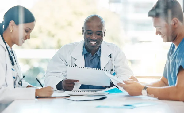 Dokter Team Gesprek Medisch Document Een Vergadering Samen Het Werk — Stockfoto