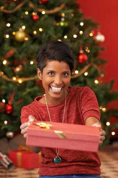 Esto Para Una Atractiva Joven Mujer Sosteniendo Regalo Navidad — Foto de Stock