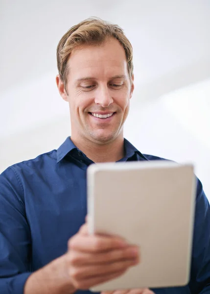 Online Się Śmieje Przystojny Mężczyzna Korzystający Tabletu Domu — Zdjęcie stockowe