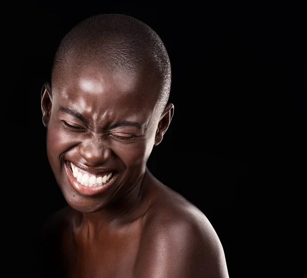 Hennes Skratt Smittar Beskuren Studio Skott Ung Afrikansk Kvinna Skrattar — Stockfoto