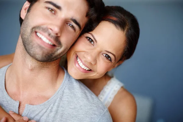Porträt Einer Glücklichen Ehe Porträt Eines Attraktiven Lächelnden Paares — Stockfoto