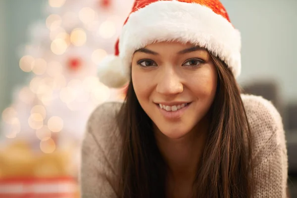 Ser Glad Julen Porträtt Attraktiv Ung Kvinna Bär Tomte Hatt — Stockfoto