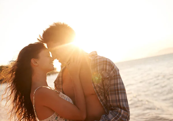 Küsse Bei Sonnenuntergang Ein Junges Paar Genießt Einen Strandurlaub — Stockfoto