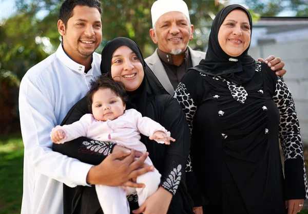 Cada Geração Mais Feliz Que Próxima Uma Família Muçulmana Desfrutando — Fotografia de Stock