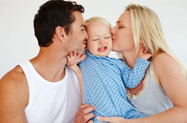 Sufocá Com Beijos Dois Pais Amorosos Beijando Seu Filho Suas — Fotografia de Stock
