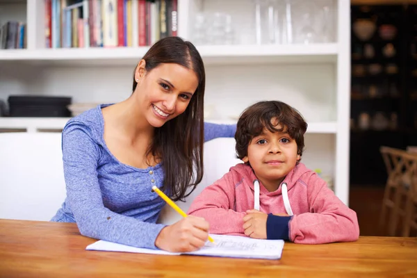 Helping Homework Mother Helping Her Son His Homework — Stock Photo, Image