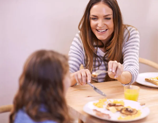 Petit Déjeuner Lié Maman Une Mère Fille Déjeunant Ensemble — Photo