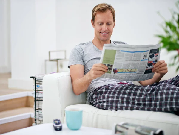 Disfrutando Sábado Por Mañana Hombre Guapo Relajándose Sofá Con Periódico —  Fotos de Stock