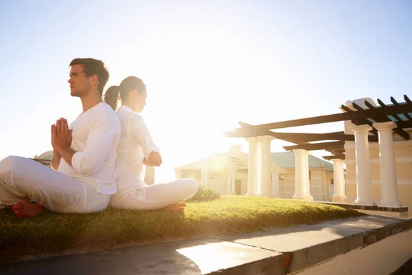 Ontspannen Met Wat Meditatie Zon Volledige Lengte Shot Van Een — Stockfoto