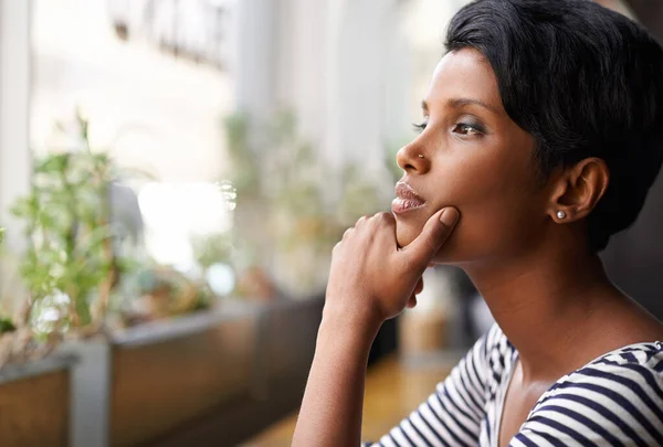 Daydreaming Okna Sedadla Atraktivní Mladá Žena Která Přemýšlí Zatímco Dívá — Stock fotografie