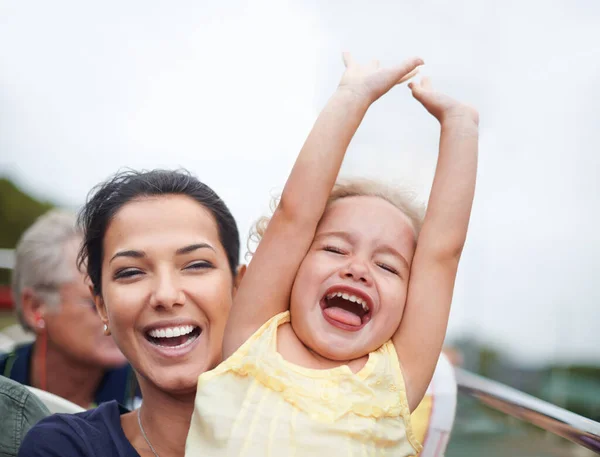 Laat Handen Omhoog Zien Een Opgewonden Klein Meisje Genieten Van — Stockfoto