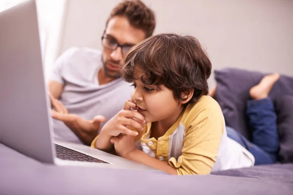 Játsszunk Találgatós Játékot Egy Apa Fia Akik Laptopot Használnak Miközben — Stock Fotó