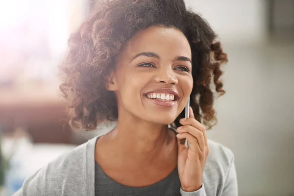 Realmente Isso Incrível Uma Jovem Empresária Conversando Seu Celular Escritório — Fotografia de Stock