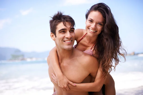 他是我的一切 一对年轻夫妇正在享受海滨度假 — 图库照片