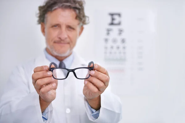 Nechceš Vidět Jak Svět Krásný Portrét Zralého Optometristy Držícího Brýle — Stock fotografie