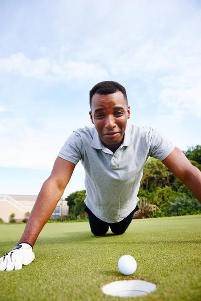 Dichtbij Een Knappe Jongeman Kijkt Teleurgesteld Dat Zijn Golfbal Miste — Stockfoto