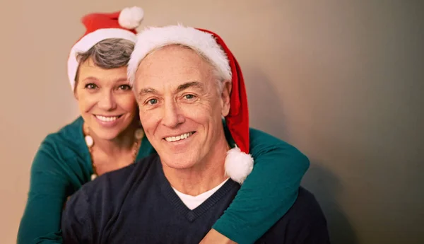 Önskar Dig God Jul Porträtt Ett Lyckligt Moget Par Tomtehattar — Stockfoto