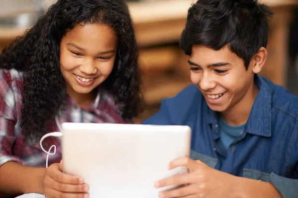 Colegas Sala Aula Digitais Dois Jovens Adolescentes Usando Tablet Digital — Fotografia de Stock