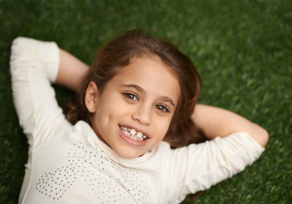 Безтурботні Дні Дитинства Портрет Милої Маленької Дівчинки Лежить Спині Траві — стокове фото