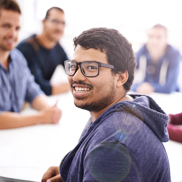 Tuo Team Tecnico Dei Sogni Ritratto Giovane Felice Seduto Incontro — Foto Stock