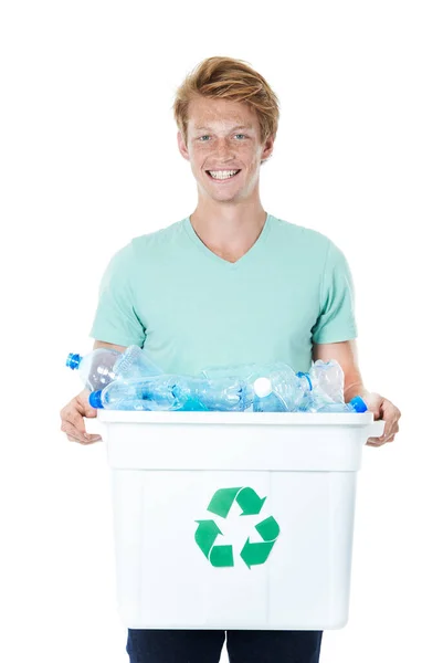 我们都能有所作为 一个红头发的快乐年轻人拿着一个装满空塑料瓶的回收桶 — 图库照片