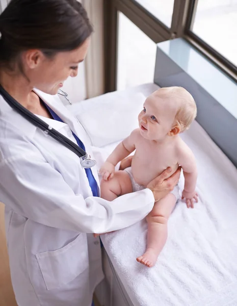 Fait Son Premier Bilan Santé Une Femme Médecin Faisant Bilan — Photo