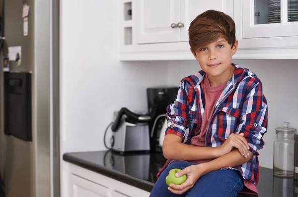 Äpplen Goda Ung Pojke Som Sitter Köksbänken Med Ett Äpple — Stockfoto