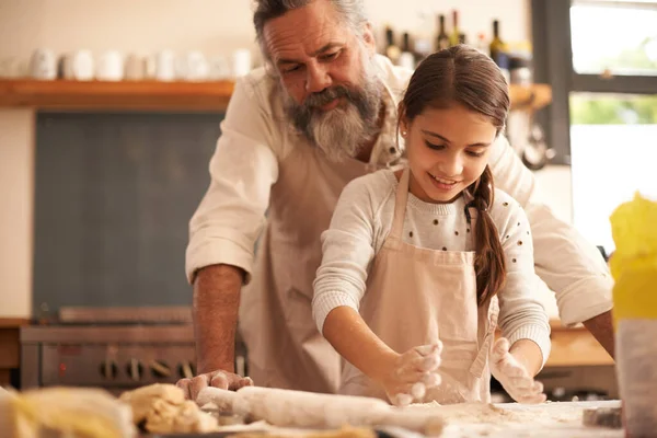 純粋なキッチンの喜び 台所で焼く祖父と結びついている女の子が — ストック写真