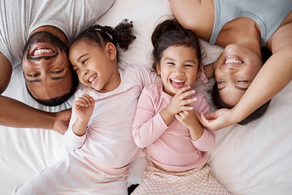 Happy Family Love Morning Tickling Parents Children Lying Playing Bedroom — Stock Photo, Image
