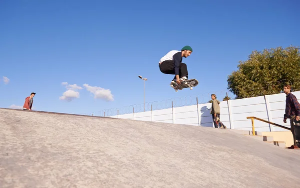 Apanhar Jovem Fazendo Truques Seu Skate Parque Skate — Fotografia de Stock